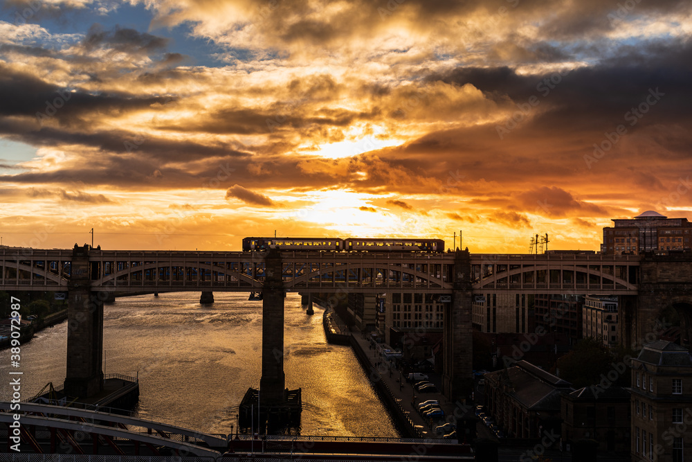 Obraz premium sunset over the city