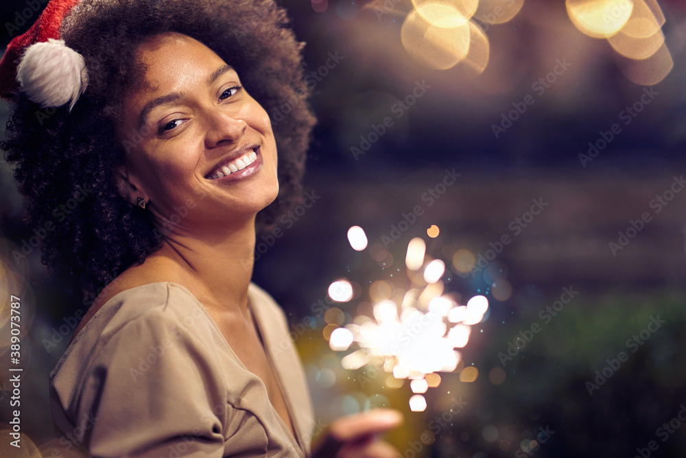 Young happy girl posing for a photo at christmas or new year party. Xmas, friends, fun, party concept - obrazy, fototapety, plakaty 