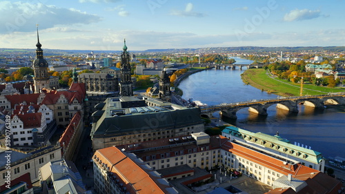 Panorama von Dresden mit Elbe vom Turm der Frauenkirche bei warmen Sonnenlicht