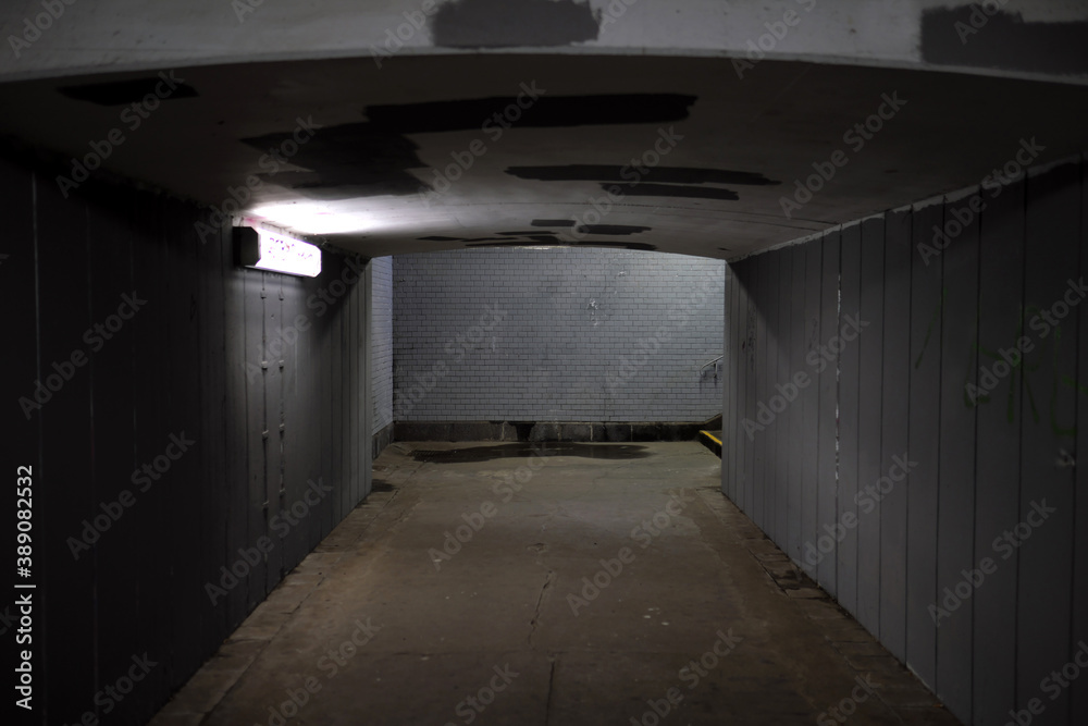 Bahnsteigtunnel an Bahnhof - Stockfoto