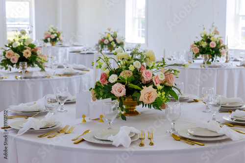 Wedding decoration table set. Arrangement of fresh flowers .