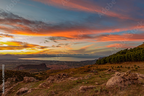 Vista panoramica sul golfo di Castellammare al crepuscolo dalle campagne di Romitello, Sicilia	