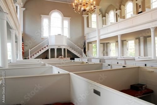 Families who made large donations to the Congregational Church in Bennington, Vermont were granted pew boxes on the lower floor