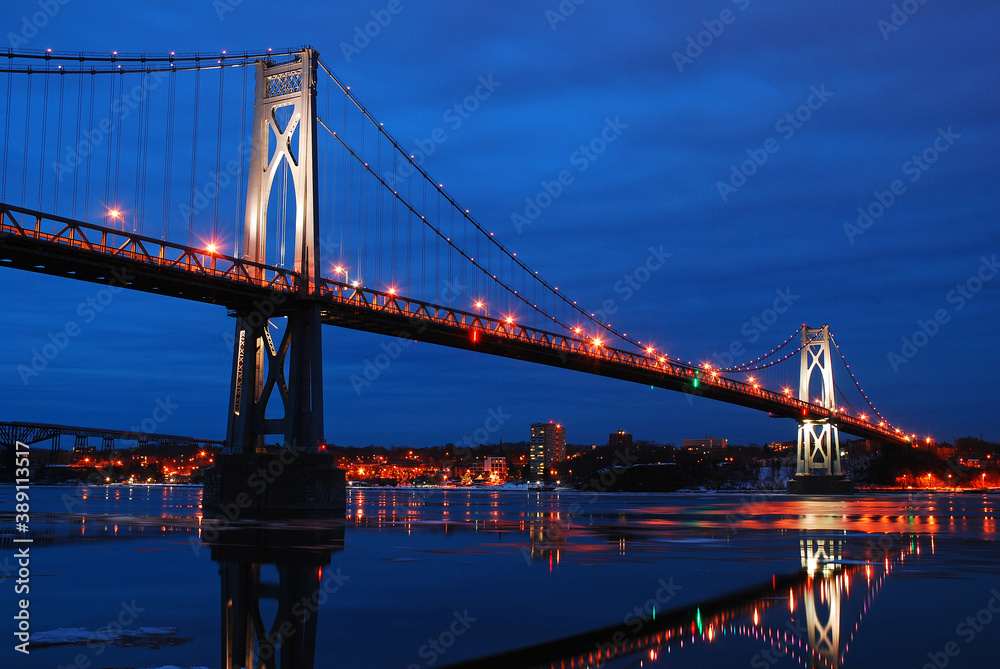 The Hudson Bridge Spans the Hudson River near Poughkeepsie,New de Stock Adobe Stock