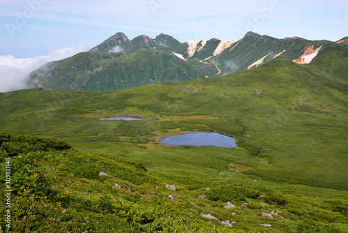 知床連山と二ツ池（北海道・知床） 