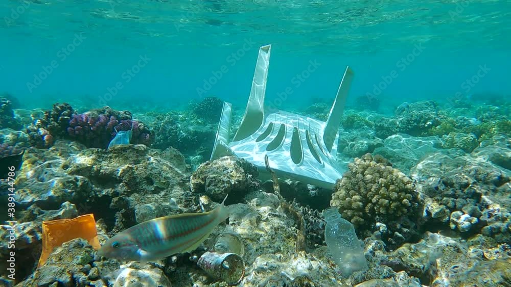 Vídeo do Stock Plastic beach chair and other plastic trash on a