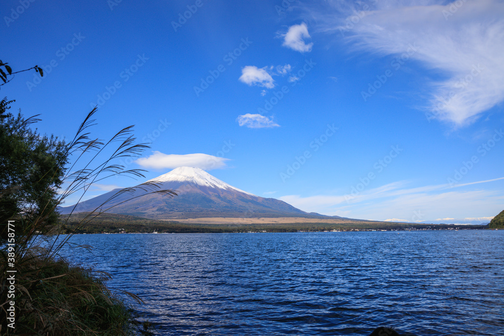 山中湖から望む絶景富士山（日本　山梨県　山中湖村）