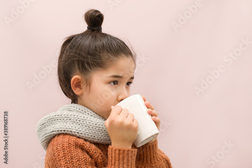 Foto a girl drinking warm drink