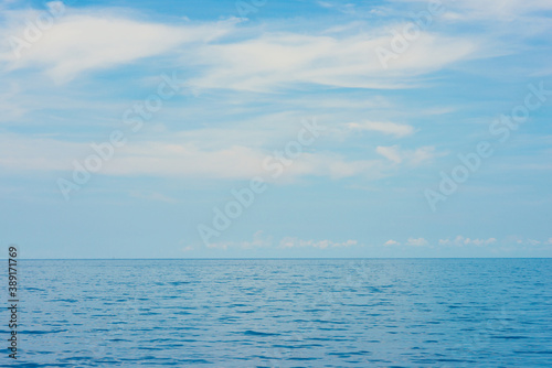 Horizon of sea bay and blue sky cloud © themorningglory