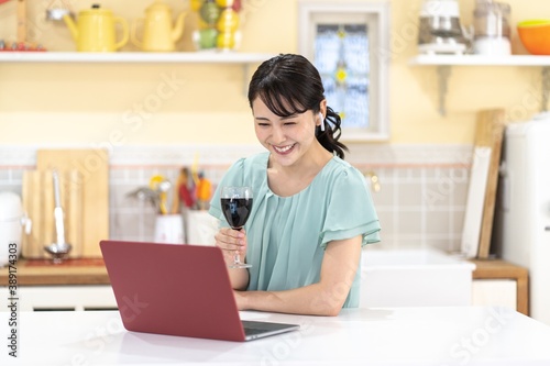 キッチン　オンライン　飲み　女性　