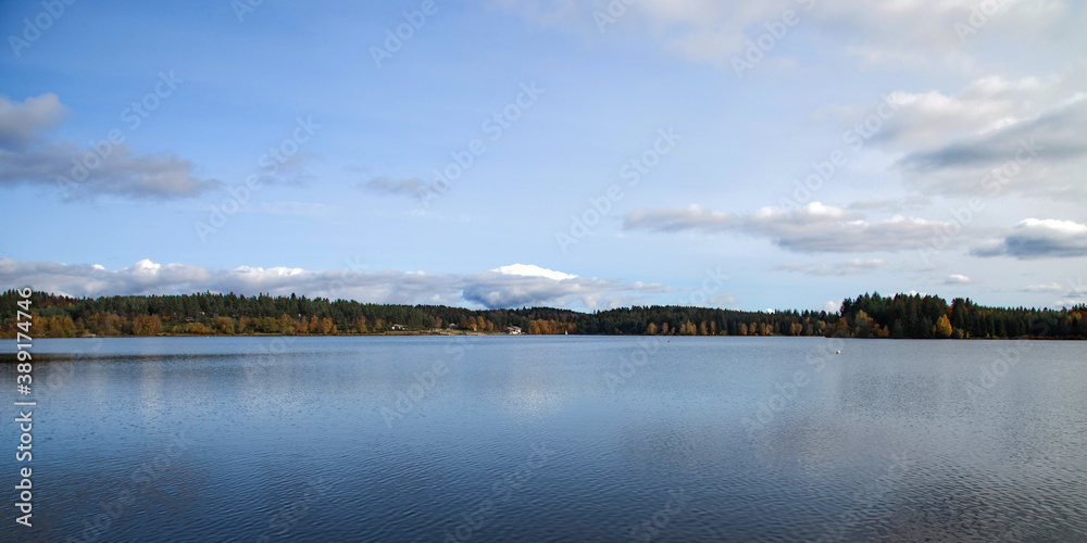 Le lac de Devesset sur le plateau ardéchois en automne