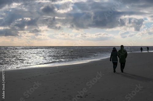 Paar spaziert am Nordsee Strand