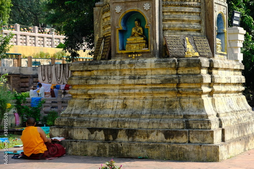 Cuadro en lienzo India Bodh Gaya - Mahabodhi Temple Complex monk reading sutra records
