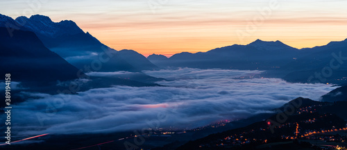 Morgenröte und Nebel über Innsbruck