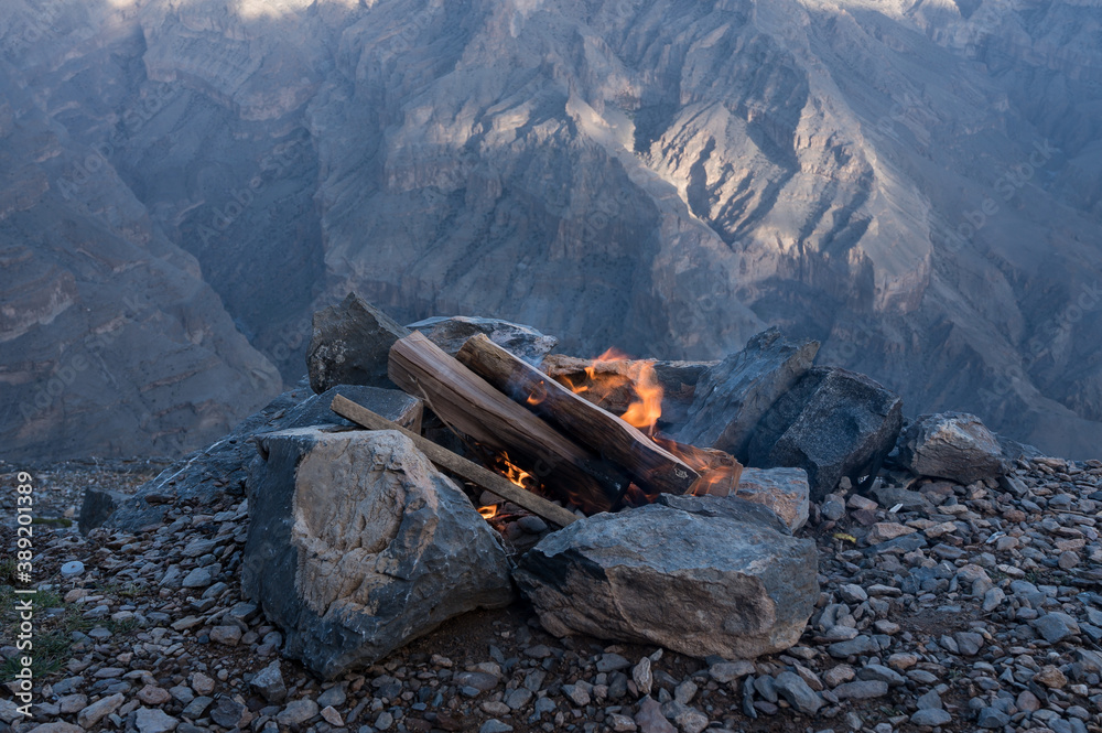 Obraz premium Fireplace near the edge against scenic rocky mountains