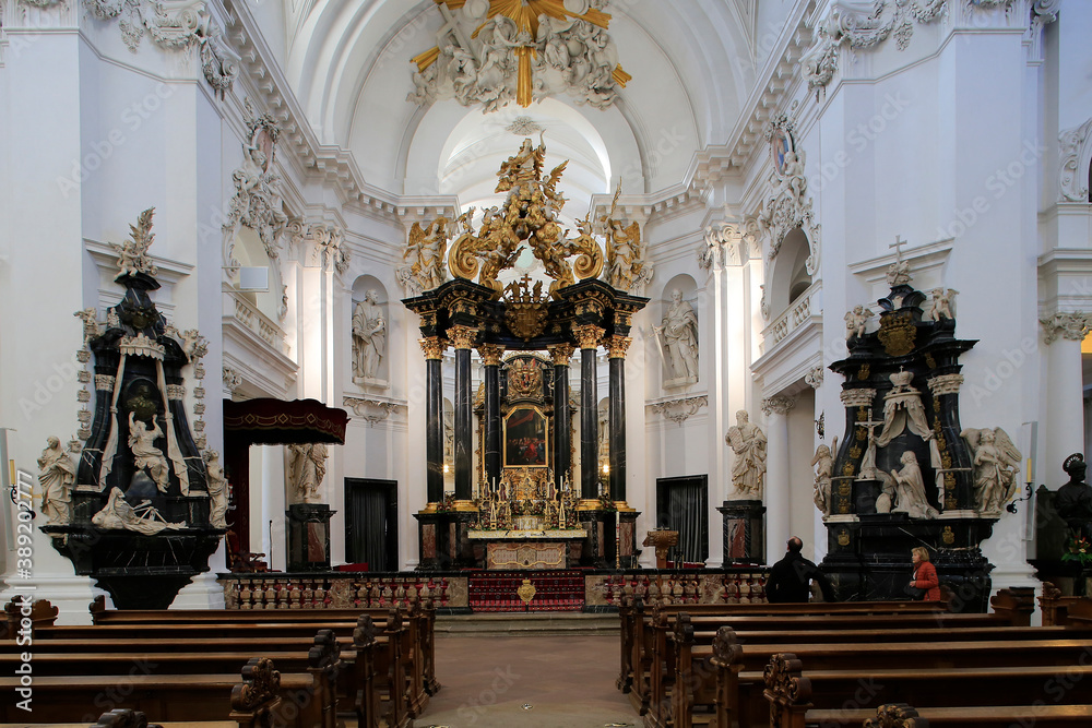 Fototapeta premium Der Altarbereich Dom von Fulda, Fulda, Hessen, Deutschland, Europa The altar area of Fulda Cathedral, Fulda, Hesse, Germany, Europa