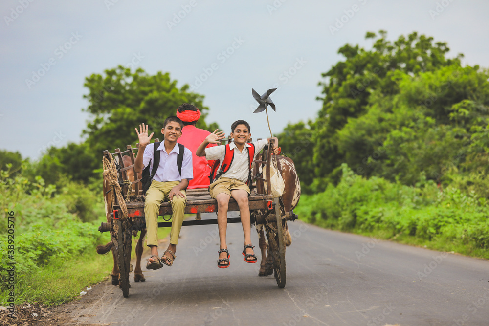 Obraz premium Indian farmer and his child on bullock cart
