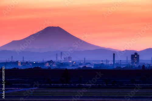 荒川土手から眺める富士山の夕焼け