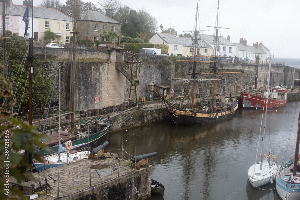 Obraz premium Old-fashioned sailing ships in Charlestown