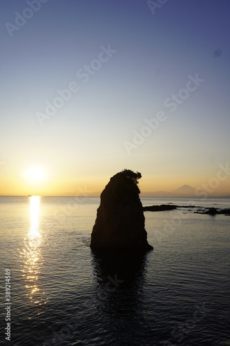 横須賀の立石と夕陽と富士山