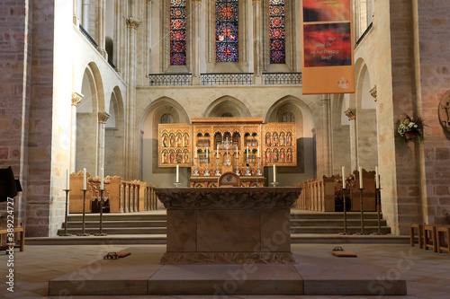 Altar und Hochaltar in der St. Peter Kathedrale in Osnabrueck. Niedersachsen, Deutschland, Europa -- Altar and high altar in St. Peter's Cathedral in Osnabrueck. Lower Saxony, Germany, Europe -