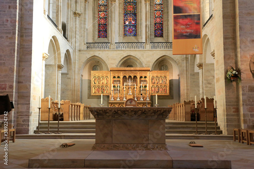 Altar und Hochaltar in der St. Peter Kathedrale in Osnabrueck. Niedersachsen, Deutschland, Europa -- Altar and high altar in St. Peter's Cathedral in Osnabrueck. Lower Saxony, Germany, Europe -