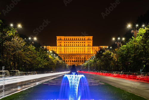 Obraz na płótnie Palace of the Parliament / Casa Poporului in the Romanian capital of Bucharest illuminated at night w salonie