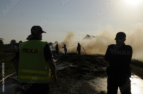 Policja, straż pożarna podczas akcji gaśniczej