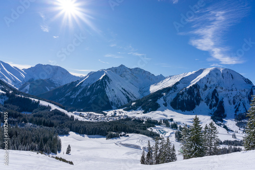 Berglandschaft und Skipiste im Winter mit Schnee und Sonnenstrahlen 