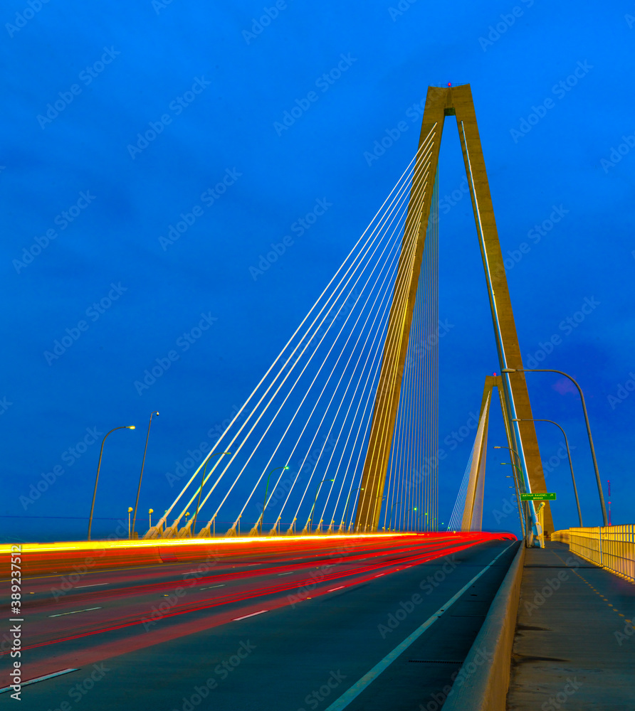 Obraz premium Headlights, Taillights, streaming at dusk across Arthur Ravenel Bridge.
