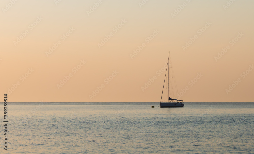 Segelboot liegt auf Sardinien vor Anker
