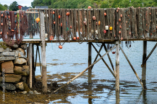 Hängend gelagerte Fangnetze von Fischern