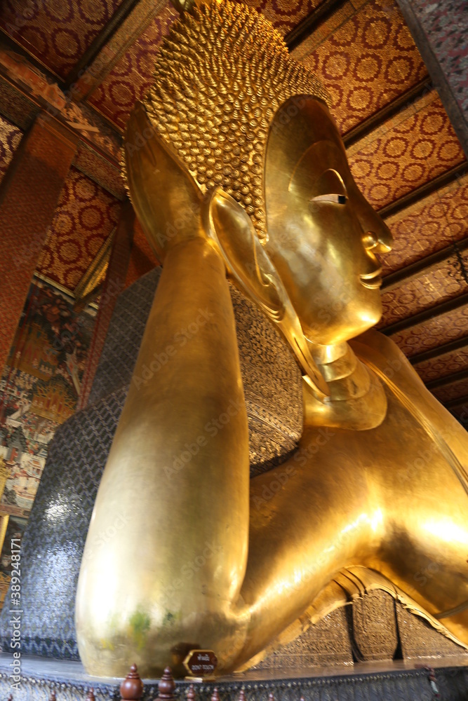タイのバンコックのワットポーの黄金の涅槃仏-1
