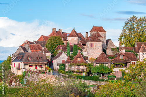 Tapety artystyczne countryside town of stone houses in france