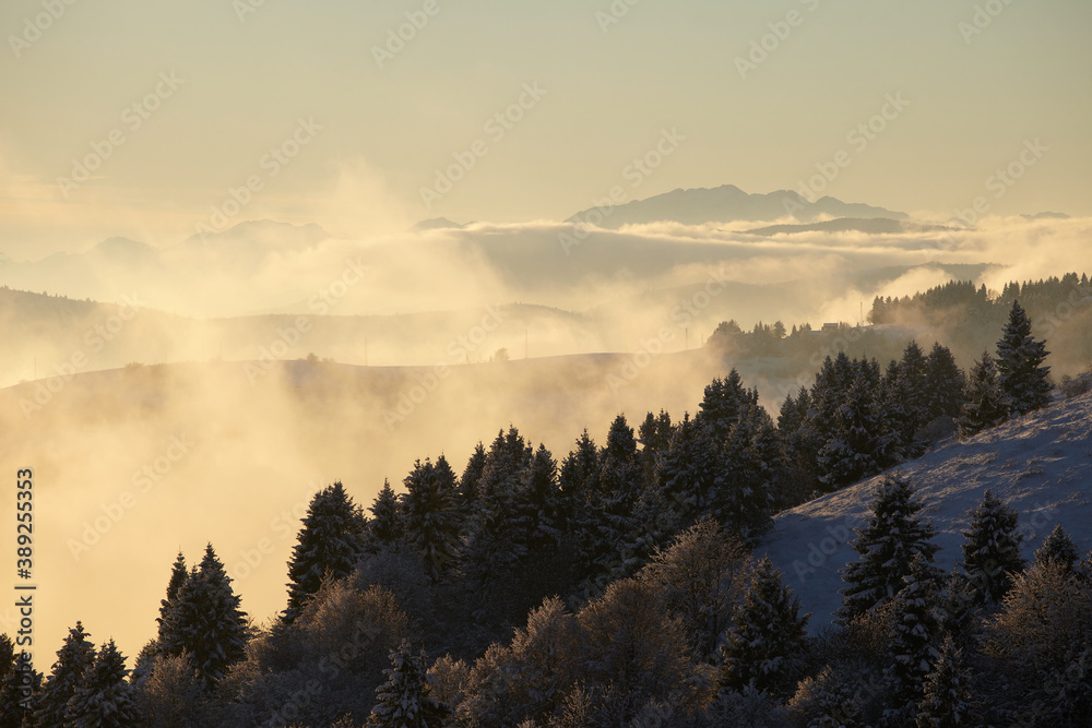 Obraz premium Winter sunset over the mountains with clouds