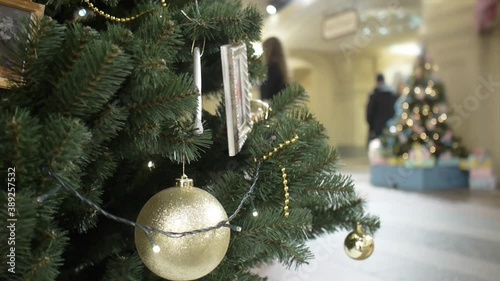 Looped video of a visitor walking past a Christmas tree in the GUM shopping center