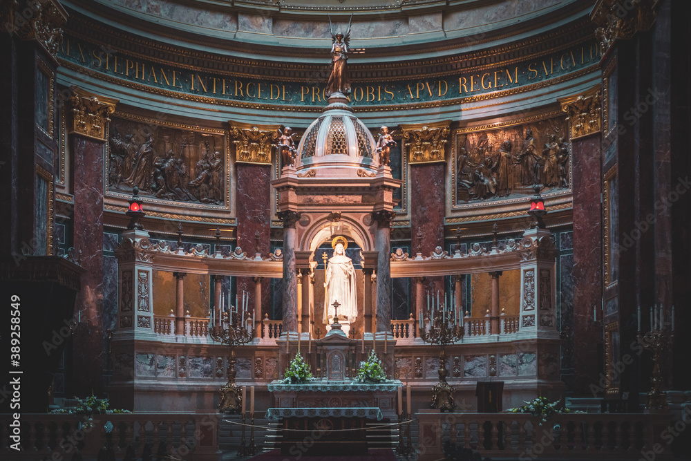 Fototapeta premium BUDAPEST, HUNGARY - JULY 15, 2019: St. Stephen's Basilica, interior. Statue of St. Stephen.