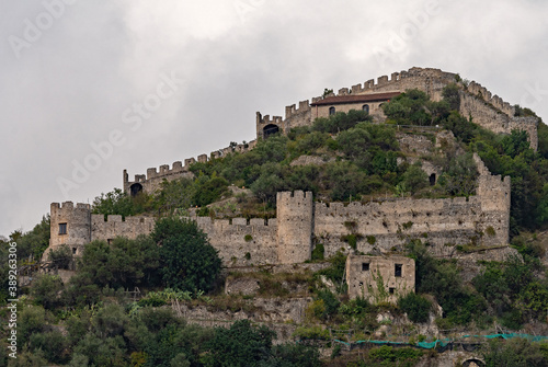 Obraz na płótnie Die Burg Castello di San Nicola de Thoro-Plano in Maiori an der Amalfiküste in Kampanien, Italien w salonie