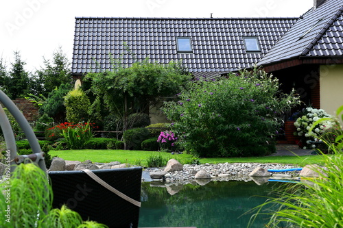 Pięknie zaprojektowany ogród wraz z naturalnym basenem z kamieni