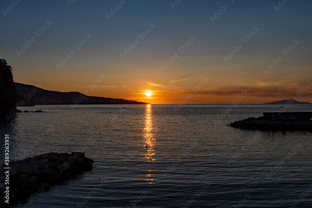 Sonnenuntergang über dem Mittelmeer bei Meta in Kampanien in Italien 