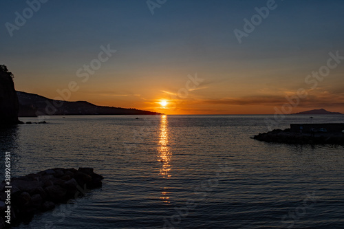 Sonnenuntergang über dem Mittelmeer bei Meta in Kampanien in Italien  © Lapping Pictures