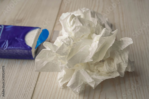 Weiß zerknülltes Papiertaschentücher mit Verpackung 