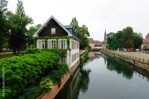 Maison de Protection de Mineurs strasbourgeoise à côté de la rivière