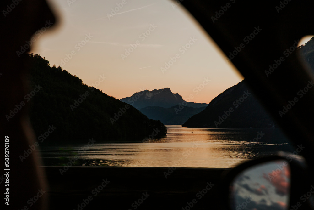 podróż po pięknych szwajcarskich górach. Zachód słońca, woda i wiatr. - obrazy, fototapety, plakaty 