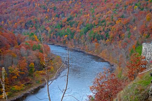 Fototapeta Naklejka Na Ścianę i Meble -  Delaware river and lush foliage of the northern part of Pocono Mountains viewed from Hawk's Nest highway, Port Jervis, NY, on a cloudy Autumn afternoon -02