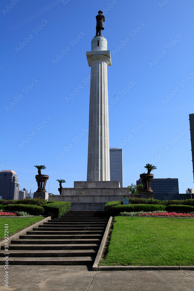 Das Lee Monument auf dem Lee Circle in New Orleans, USA   --  
Lee Monument on the Lee Circle at New Orleans, USA