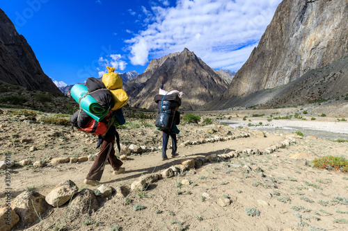 Fotografía Porter between Camp Saitcho and Hushe, coming down from Concordia via Gondogoro