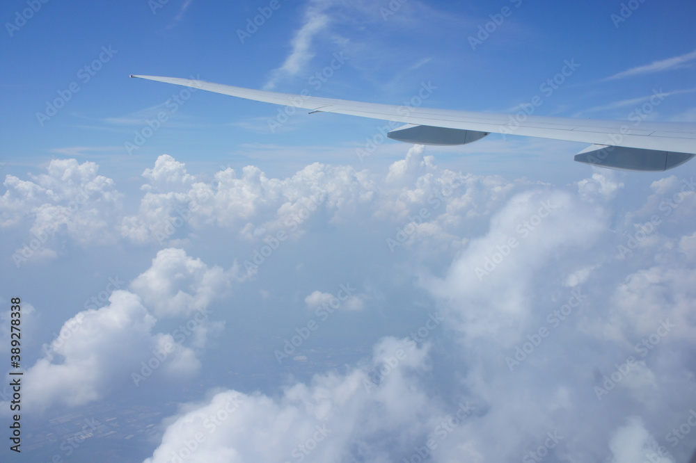 飛行機の翼と雲 飛行機の翼と雲