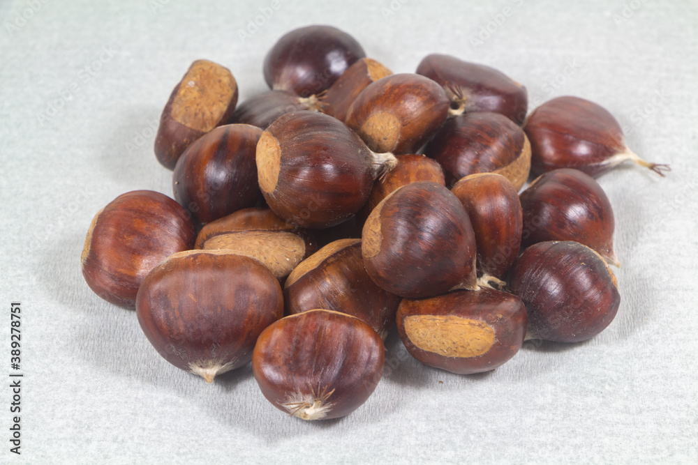 Obraz premium Heap of chestnuts after harvesting in a forest