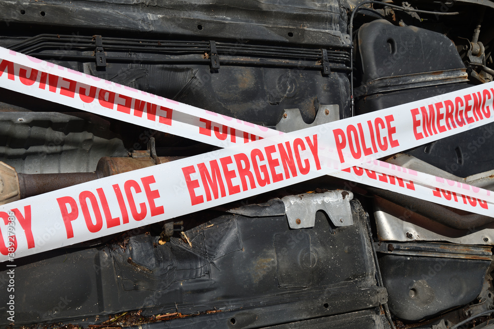 Obraz premium car wreck on side of road